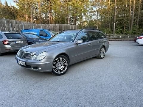 Mercedes-Benz E200 2 of 5