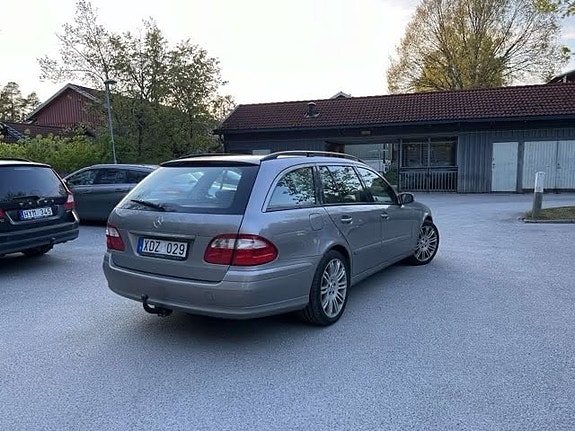 Mercedes-Benz E200 3 of 5