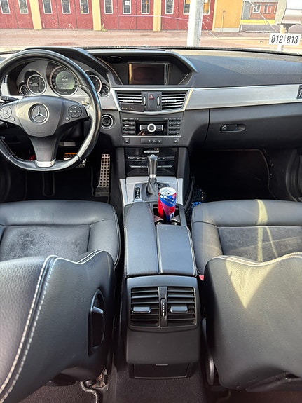 Mercedes-Benz E220 2 of 4