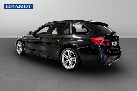 BMW 320i 2 of 5