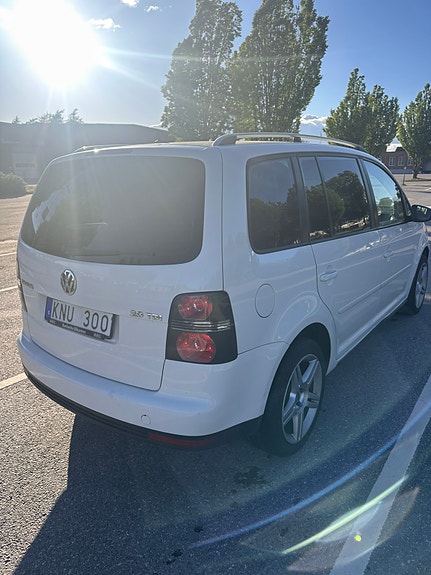 Volkswagen Touran 3 of 5