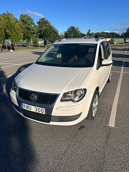 Volkswagen Touran 2 of 5