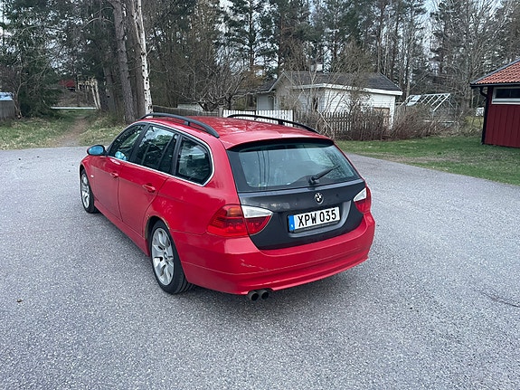 BMW 325Xi 2 of 5
