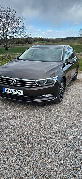 Volkswagen Passat 2 of 5