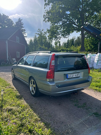 Volvo V70 3 of 4