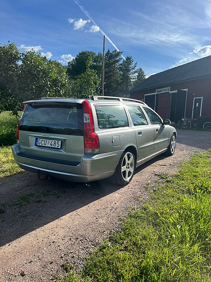 Volvo V70 2 of 4
