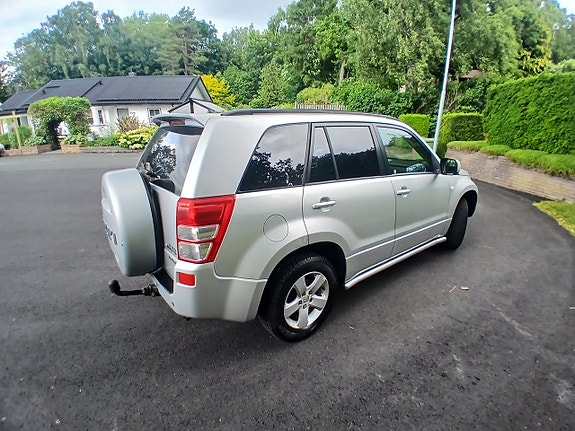 Suzuki Grand Vitara 3 of 5