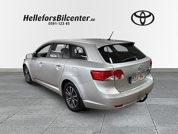 Toyota Avensis 2 of 5