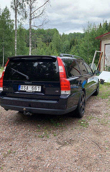 Volvo V70 2 of 7