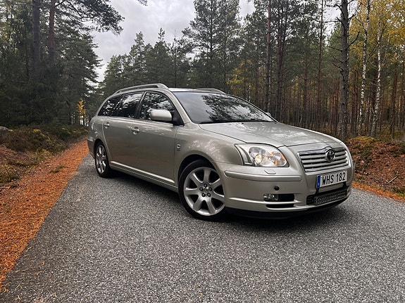 Toyota Avensis 2 of 5