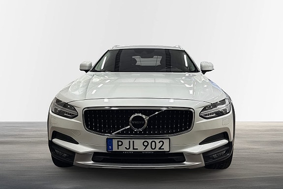Volvo V90 Cross Country 2 of 5