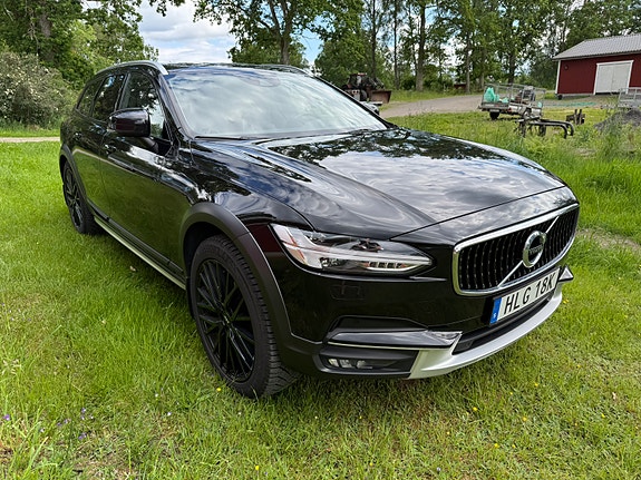 Volvo V90 Cross Country 2 of 5