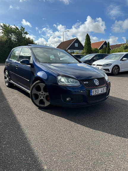 Volkswagen Golf V 2 of 10