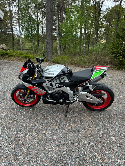 Aprilia Tuono V4 Factory 4 of 5