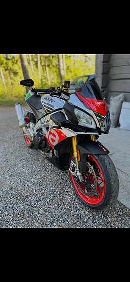 Aprilia Tuono V4 Factory 3 of 5