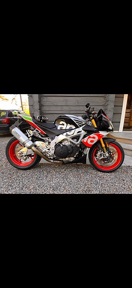 Aprilia Tuono V4 Factory 2 of 5