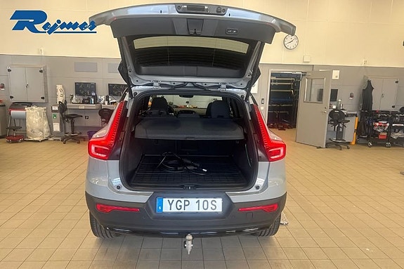 Volvo EX40 15 of 17