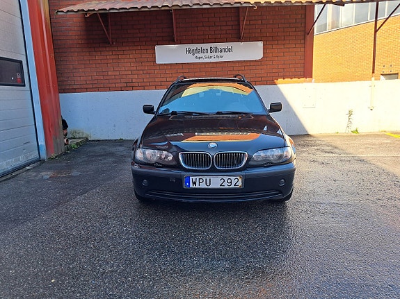 BMW 320i 2 of 15