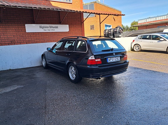BMW 320i 7 of 15