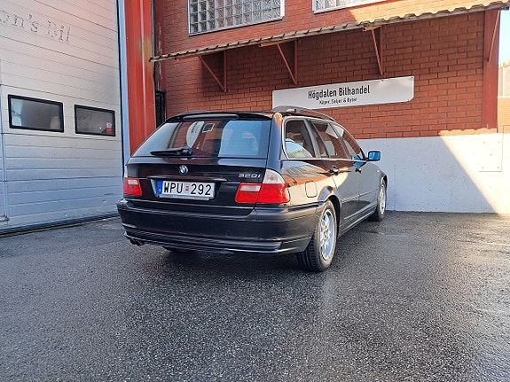 BMW 320i 5 of 15