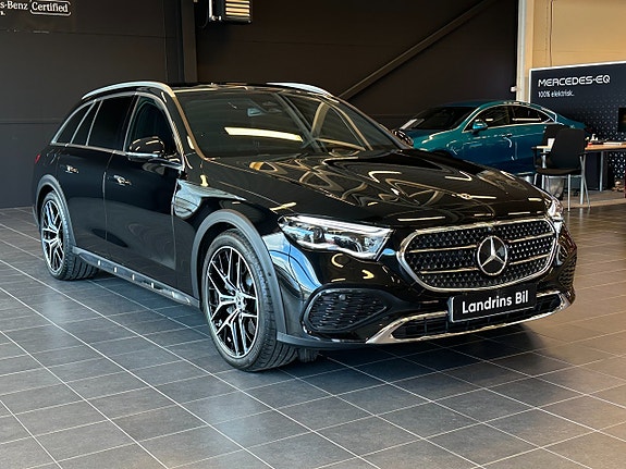 Mercedes-Benz E300 de 3 of 5