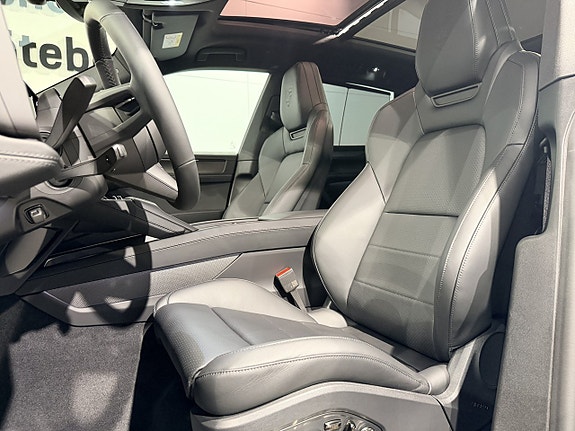 Porsche Cayenne 14 of 26