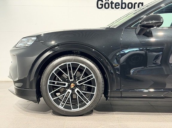 Porsche Cayenne 9 of 26