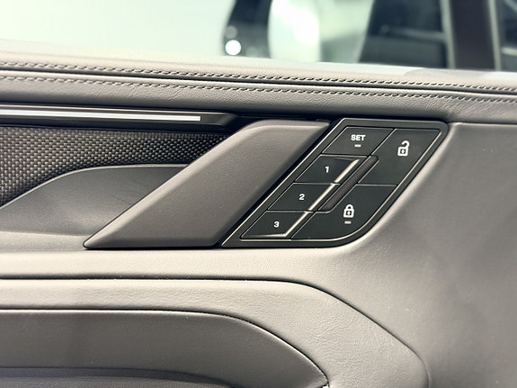 Porsche Cayenne 17 of 26
