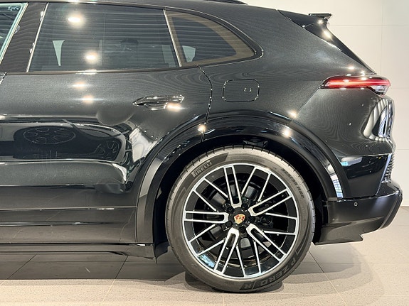 Porsche Cayenne 10 of 26