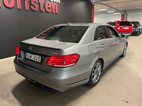 Mercedes-Benz E220 3 of 5