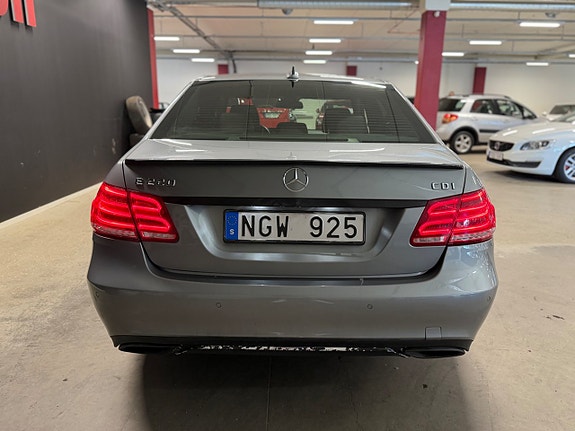 Mercedes-Benz E220 4 of 5