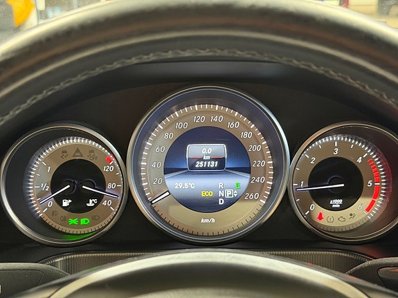 Mercedes-Benz E220 14 of 16