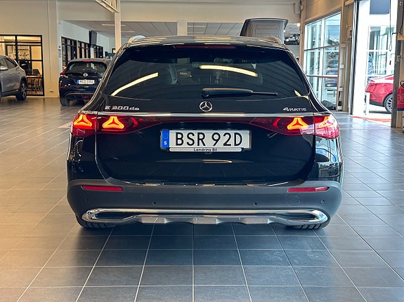 Mercedes-Benz E300 6 of 18