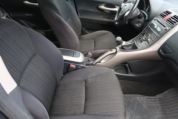 Toyota Auris 7 of 14