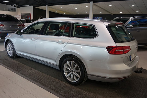 Volkswagen Passat 2 of 5