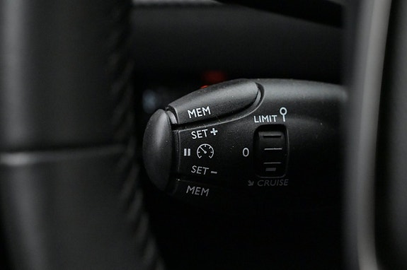 Peugeot e-208 8 of 27