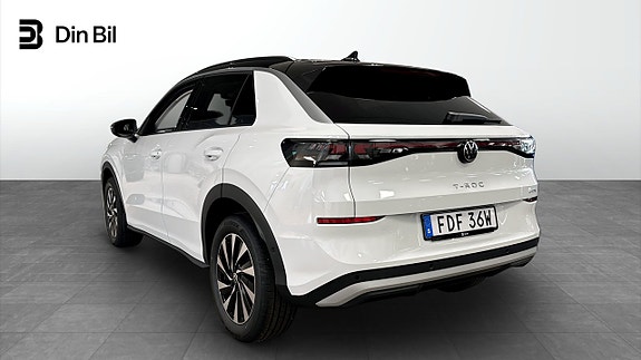 Volkswagen T-Roc 3 of 5