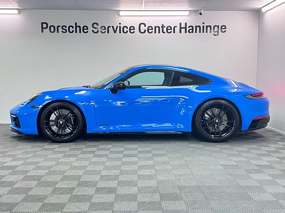 Porsche 911 Carrera 4 GTS 2 of 5