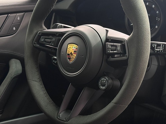 Porsche 911 Carrera 4 GTS 13 of 21