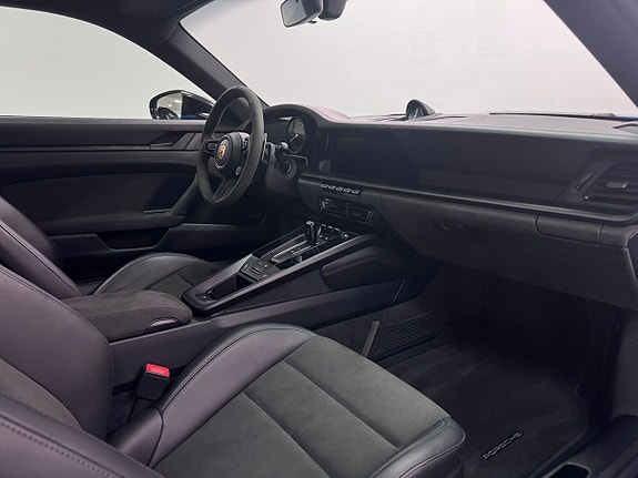 Porsche 911 Carrera 4 GTS 12 of 21