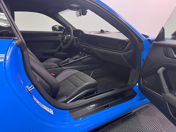Porsche 911 Carrera 4 GTS 11 of 21