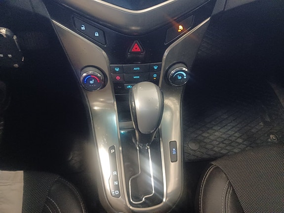 Chevrolet Cruze 15 of 16