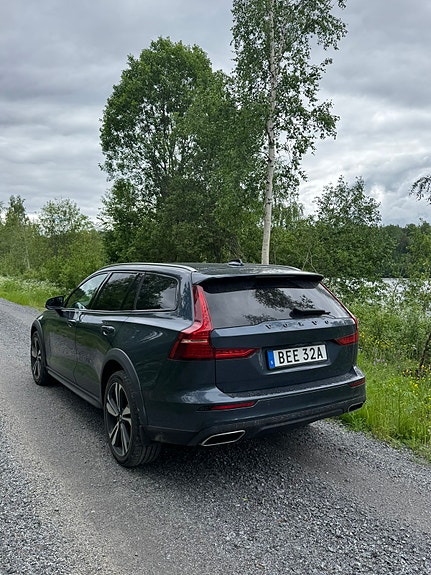 Volvo V60 Cross Country 2 of 5