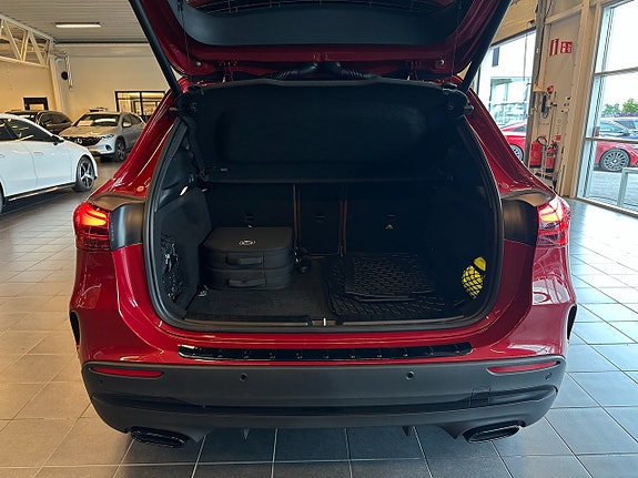 Mercedes-Benz GLA250 e 13 of 17