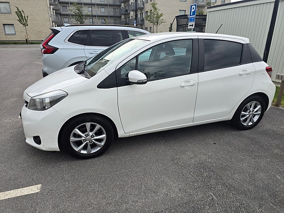 Toyota Yaris 3 of 6