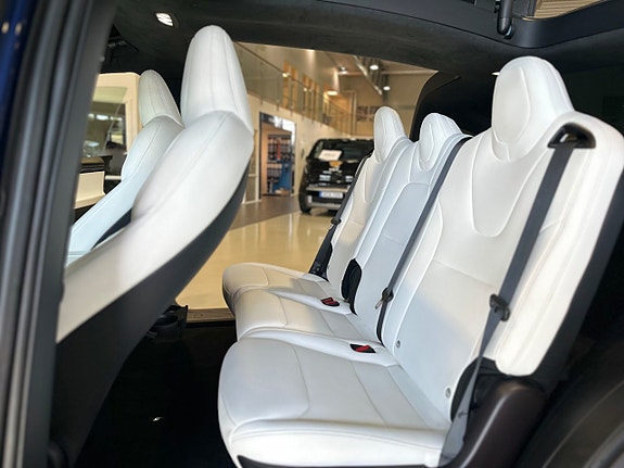 Tesla Model X 9 of 18