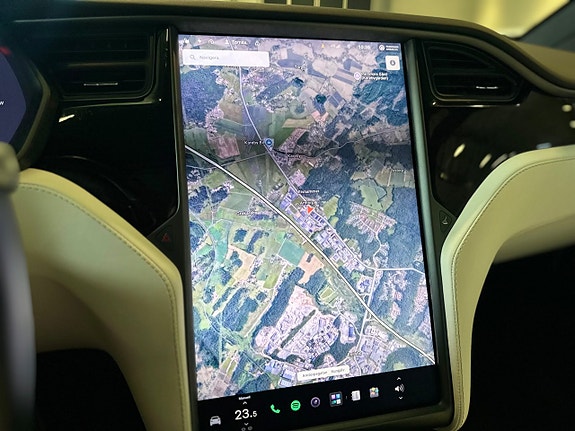 Tesla Model X 13 of 18