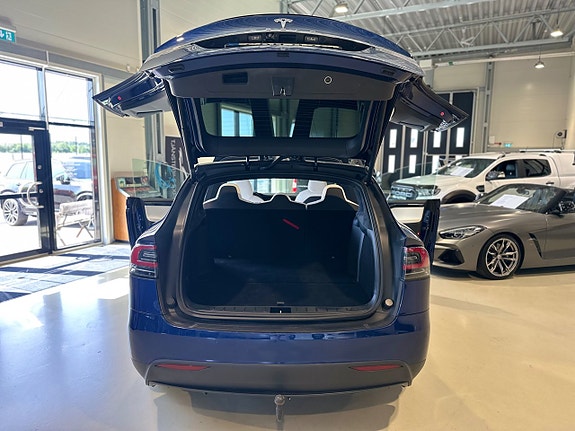 Tesla Model X 7 of 18