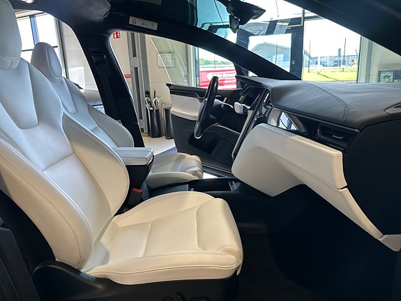 Tesla Model X 10 of 18