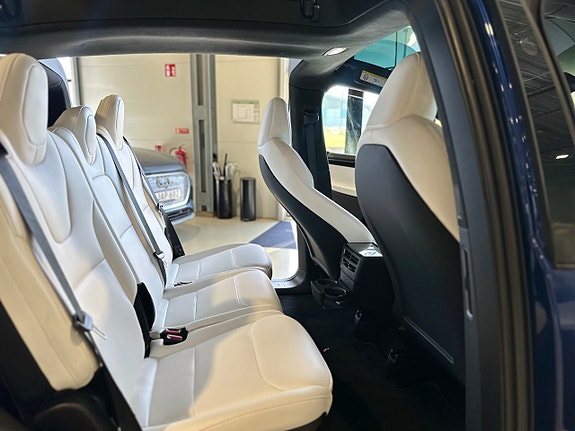 Tesla Model X 8 of 18